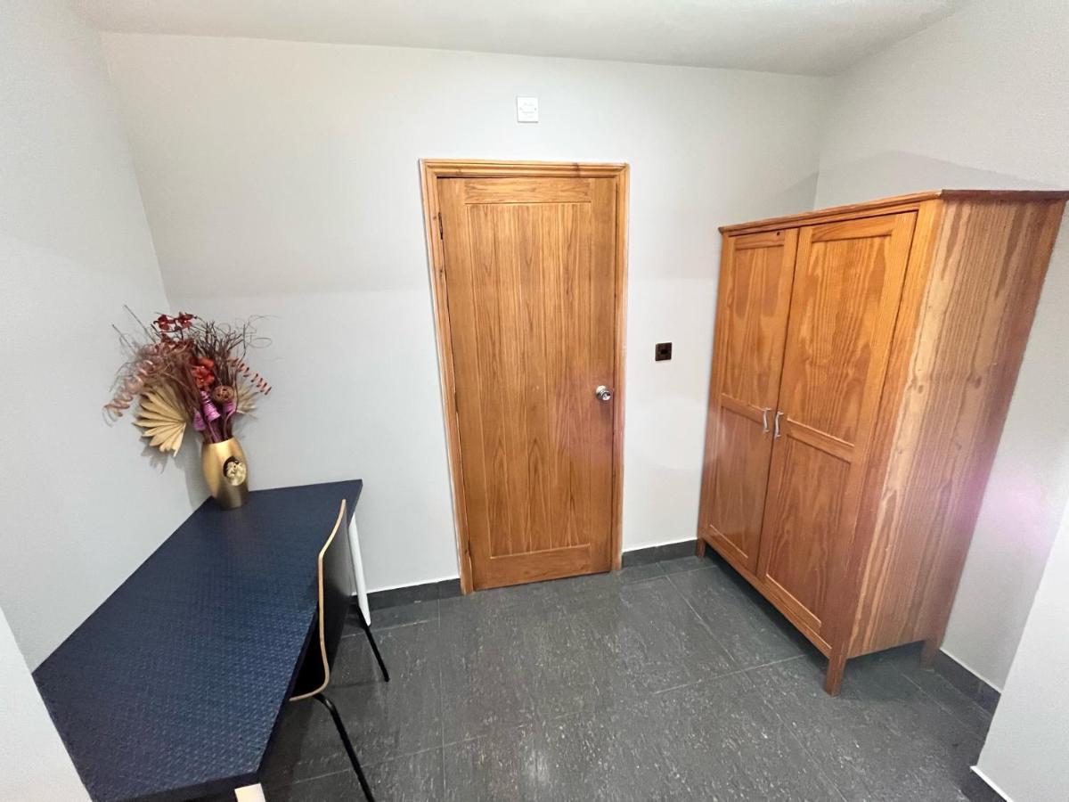 Full Studio Near Heathrow Airport & London Хейс Экстерьер фото