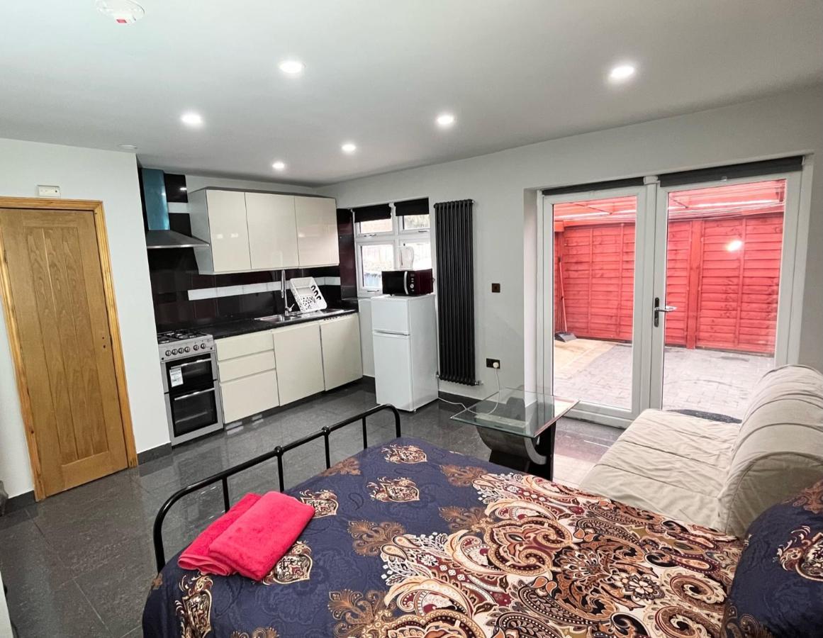 Full Studio Near Heathrow Airport & London Хейс Экстерьер фото
