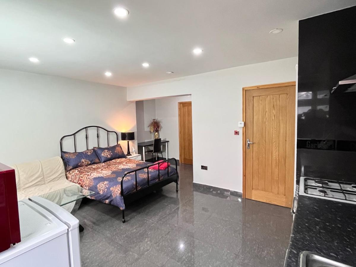 Full Studio Near Heathrow Airport & London Хейс Экстерьер фото