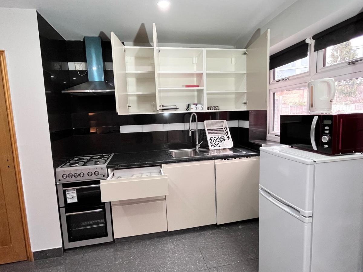 Full Studio Near Heathrow Airport & London Хейс Экстерьер фото